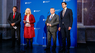 Foto: Manuela Schwesig (Mitte links) und Hermann Gröhe (Mitte rechts), die Vorsitzenden des Vermittlungsausschusses sowie Minister Reinhard Meyer (außen links) und MdB Andreas Jung (außen rechts), Vorsitzende der Arbeitsgruppe