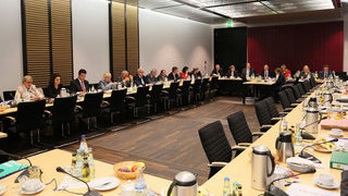 Foto: Mitglieder des Vermittlungsausschusses im Sitzungssaal