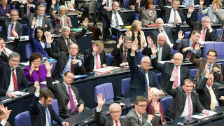 Foto: Abgeordnete im Bundestag bei der Abstimmung