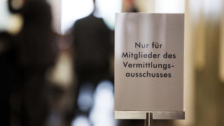 Foto: Hinweisschild "Nur für Mitglieder des Vermittlungsausschusses"