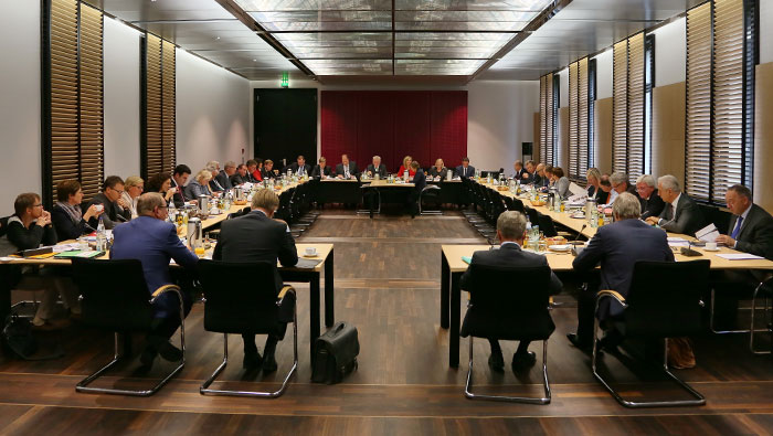 Foto: Blick in den Sitzungssaal des Vermittlungsausschuss während einer Sitzung