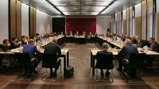 Foto: Blick in den Sitzungssaal des Vermittlungsausschuss während einer Sitzung