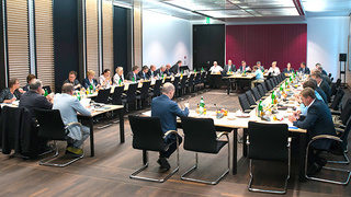 Foto: Saal des Vermittlungsausschusses während einer Sitzung
