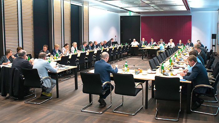 Foto: Saal des Vermittlungsausschusses während einer Sitzung