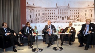 Foto: Diskussionsrunde auf einer Bühne Foto: Diskussionsrunde auf einer Bühne