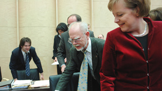 Foto: Bundeskanzlerin Merkel erhält einen neuen Stuhl vom Direktor des Bundesrates Foto: Bundeskanzlerin Merkel erhält einen neuen Stuhl vom Direktor des Bundesrates