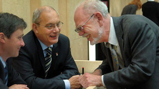 Foto: Drei Personen im Gespräch Foto: Drei Personen im Gespräch