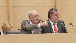 Foto: Dirk Brouër mit ausgestreckter Hand neben Kurt Beck Foto: Dirk Brouër mit ausgestreckter Hand neben Kurt Beck