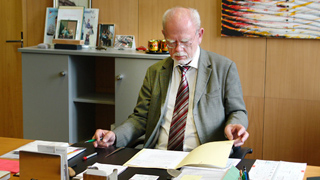 Foto: Dirk Brouër an seinem Schreibtisch Foto: Dirk Brouër an seinem Schreibtisch