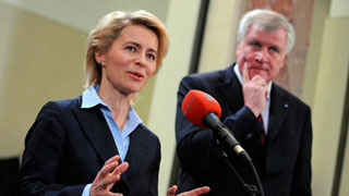 Foto: Bundesarbeitsministerin Ursula von der Leyen (CDU, l) und der CSU-Parteivorsitzende Horst Seehofer geben am Freitag (07.01.2011) im Bundesrat in Berlin ein Interview