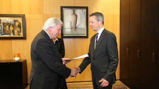 Foto: v.l.n.r. Präsident Bouffier überreicht Dr. Kleemann die Ernennungsurkunde Foto: v.l.n.r. Präsident Bouffier überreicht Dr. Kleemann die Ernennungsurkunde