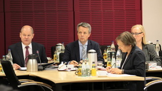 Foto: Blick auf die Mitglieder im Saal des Vermittlungsausschusses