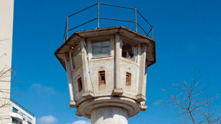 Foto : Grenzwachturm in der Ebertstraße am Potsdamer Platz in Berlin Foto : Grenzwachturm in der Ebertstraße am Potsdamer Platz in Berlin