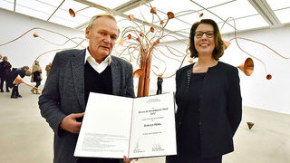 v.r.n.l.: Dr. Söke Dinkla, Direktorin des Lehmbruck Museums, Joachim Sartorius, Moontower Foundation, mit der Urkunde für Rebecca Horn v.r.n.l.: Dr. Söke Dinkla, Direktorin des Lehmbruck Museums, Joachim Sartorius, Moontower Foundation, mit der Urkunde für Rebecca Horn