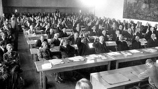 Foto: Mitglieder des Parlamentarischen Rates während der Sitzung Foto: Mitglieder des Parlamentarischen Rates während der Sitzung