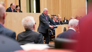 Foto: Volker Bouffier am Rednerpult Foto: Volker Bouffier am Rednerpult