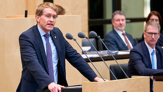 Foto: Daniel Günther am Rednerpult Foto: Daniel Günther am Rednerpult