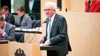Foto: Winfried Kretschmann am Rednerpult Foto: Winfried Kretschmann am Rednerpult