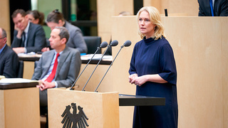 Foto: Manuela Schwesig am Rednerpult Foto: Manuela Schwesig am Rednerpult