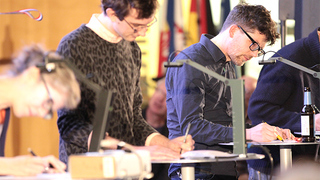 Foto: Teilnehmer beim Zeichnen Foto: Teilnehmer beim Zeichnen