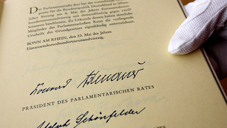 Foto: unterzeichnetes Grundgesetz Foto: unterzeichnetes Grundgesetz