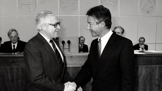 Bernhard Vogel (l.) gratuliert Björn Engholm (r.) zu seinem Amtsantritt als Bundesratspräsident am 14. Oktober 1988 Bernhard Vogel (l.) gratuliert Björn Engholm (r.) zu seinem Amtsantritt als Bundesratspräsident am 14. Oktober 1988