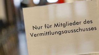 Foto: Schild mit Aufschrift Nur für Mitglieder des Vermittlungsausschusses