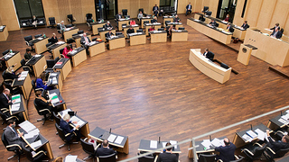 Foto: Blick in den Plenarsaal während der Sitzung Foto: Blick in den Plenarsaal während der Sitzung