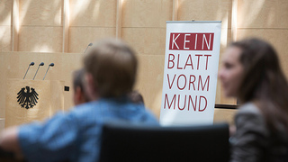 Foto: Jugendliche beim Schülerzeitungswettbewerb im Plenarsaal des Bundesrates Foto: Jugendliche beim Schülerzeitungswettbewerb im Plenarsaal des Bundesrates