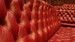 Bänke mit roter Lederbespannung im House of Lords Bänke mit roter Lederbespannung im House of Lords