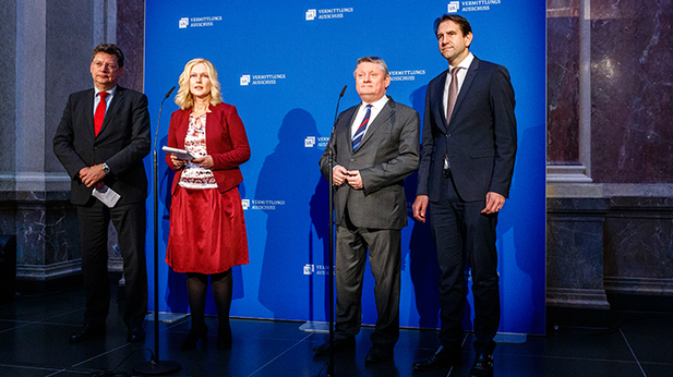 Foto: Manuela Schwesig (Mitte links) und Hermann Gröhe (Mitte rechts), die Vorsitzenden des Vermittlungsausschusses sowie Minister Reinhard Meyer (außen links) und MdB Andreas Jung (außen rechts), Vorsitzende der Arbeitsgruppe