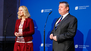 Foto: Manuela Schwesig (links) und Hermann Gröhe (rechts) am Mikrofon vor der Sitzung des Vermittlungsausschusses