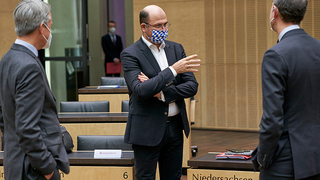 Foto: Mitglieder unterhalten sich vor der Sitzung 