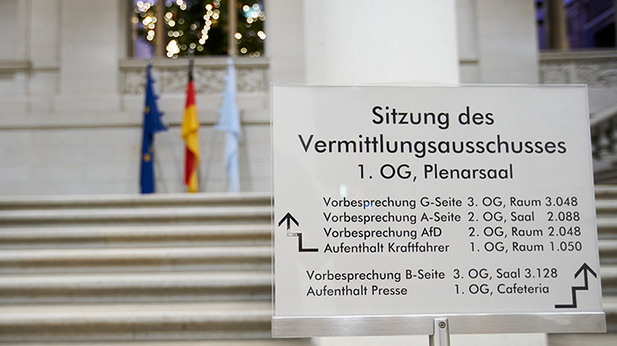 Foto: Schild mit Hinweis auf Sitzung Vermittlungsausschuss