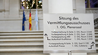 Foto: Schild mit Hinweis auf Sitzung Vermittlungsausschuss