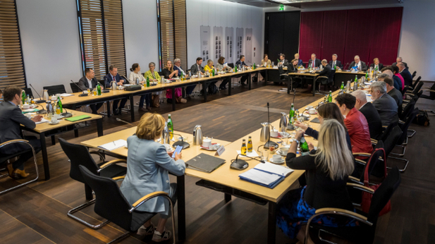 Foto: Die Mitglieder des Vermittlungsausschusses im VA-Sitzungssaal