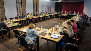 Foto: Die Mitglieder des Vermittlungsausschusses im VA-Sitzungssaal