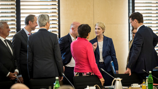 Foto: VA-Vorsitzende Manuela Schwesig im Gespräch mit Mitgliedern des Vermittlungsausschusses