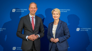 Foto: Bekanntgabe des Ergebnisses durch Manuela Schwesig und Hendrik Hoppenstedt