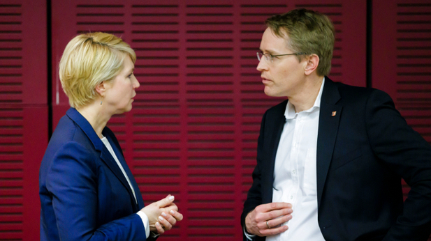 Foto: VA-Vorsitzende Manuela Schwesig im Gespräch mit Ministerpräsidenten des Landes Schleswig-Holstein, Daniel Günther