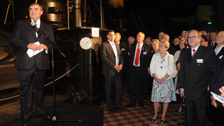 Foto: Bundesratspräsident Müller und Publikum in einer Maschinenhalle der Völklinger Hütte Foto: Bundesratspräsident Müller und Publikum in einer Maschinenhalle der Völklinger Hütte