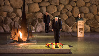 Foto: Stanislaw Tillich bei der Kranzniederlegung in der zentralen Holocaustgedenkstätte Yad Vashem Foto: Stanislaw Tillich bei der Kranzniederlegung in der zentralen Holocaustgedenkstätte Yad Vashem