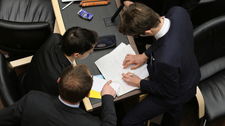 Foto: Teilnehmer arbeiten an Vorlagen Foto: Teilnehmer arbeiten an Vorlagen