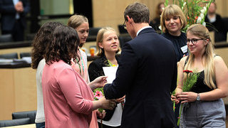 Foto: Michael Müller und Preisträgerinnen Foto: Michael Müller und Preisträgerinnen