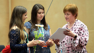 Foto: ParlSts Caren Marks überreicht einen Preis Foto: ParlSts Caren Marks überreicht einen Preis