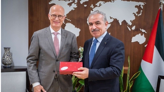 Bundesratspräsident Peter Tschentscher überreicht ein Gastgeschenk an den Premierminister der Palästinensischen Behörde, Dr. Mohammed Shtayyeh