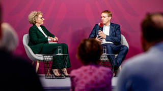 Foto: Julia Westlake und Daniel Günther auf der Bühne