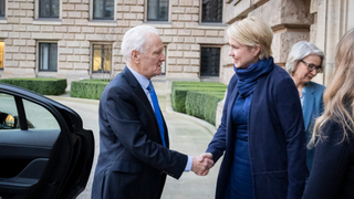 Foto: Manuela Schwesig begrüßt den Lord McFall of Alcluith im Ehrenhof